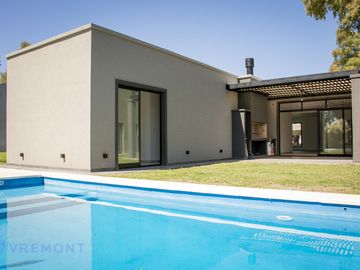 Casa 4 amb a estrenar en Alvarez del Bosque con Pileta