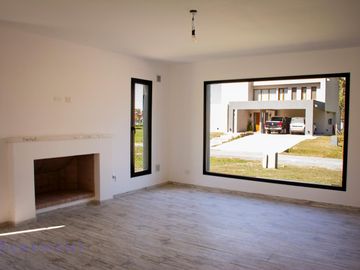 Casa 4 amb a estrenar en Alvarez del Bosque con Pileta