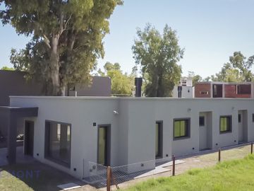 Casa 4 amb a estrenar en Alvarez del Bosque con Pileta