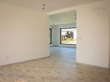 Casa 4 amb a estrenar en Alvarez del Bosque con Pileta