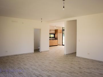 Casa 4 amb a estrenar en Alvarez del Bosque con Pileta