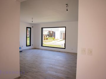 Casa 4 amb a estrenar en Alvarez del Bosque con Pileta