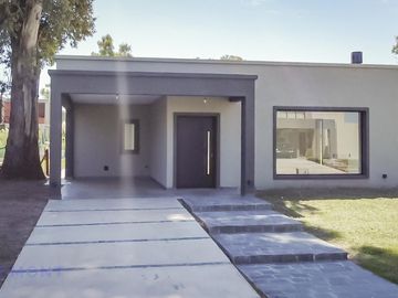 Casa 4 amb a estrenar en Alvarez del Bosque con Pileta