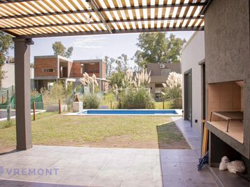 Casa 4 amb a estrenar en Alvarez del Bosque con Pileta