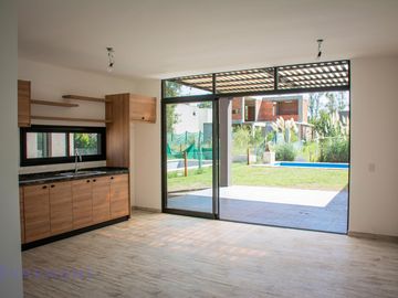 Casa 4 amb a estrenar en Alvarez del Bosque con Pileta