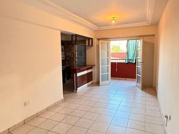 Amplio departamento de 2 dormitorios , Moreno 1era cuadra, Barrio Sur