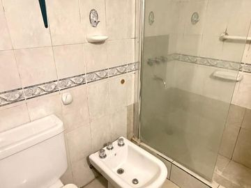 Amplio departamento de 2 dormitorios , Moreno 1era cuadra, Barrio Sur