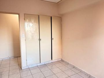 Amplio departamento de 2 dormitorios , Moreno 1era cuadra, Barrio Sur