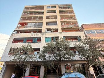 Amplio departamento de 2 dormitorios , Moreno 1era cuadra, Barrio Sur