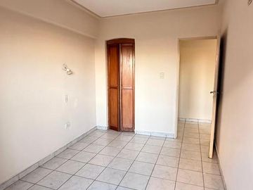 Amplio departamento de 2 dormitorios , Moreno 1era cuadra, Barrio Sur