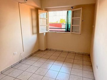 Amplio departamento de 2 dormitorios , Moreno 1era cuadra, Barrio Sur