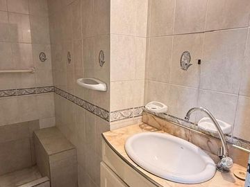 Amplio departamento de 2 dormitorios , Moreno 1era cuadra, Barrio Sur