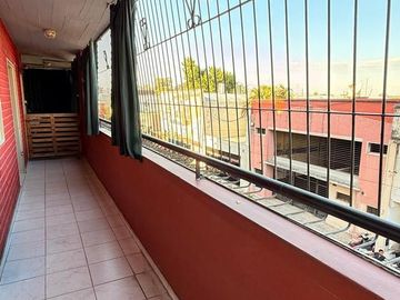 Amplio departamento de 2 dormitorios , Moreno 1era cuadra, Barrio Sur