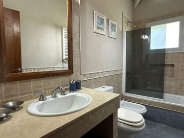 Casa en Venta - 3 Dormitorios 2 Baños - 1042mts2 - Pinamar