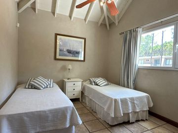 Casa en Venta - 3 Dormitorios 2 Baños - 1042mts2 - Pinamar