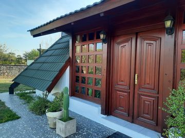 Casa en venta - 2 Dormitorios 3 Baños - 1.240Mts2 - Río Ceballos