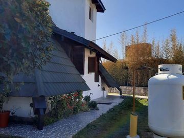 Casa en venta - 2 Dormitorios 3 Baños - 1.240Mts2 - Río Ceballos