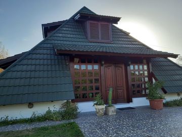 Casa en venta - 2 Dormitorios 3 Baños - 1.240Mts2 - Río Ceballos