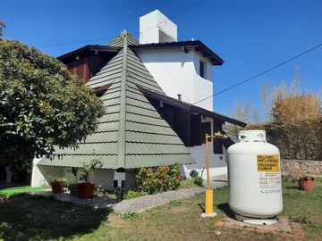 Casa en venta - 2 Dormitorios 3 Baños - 1.240Mts2 - Río Ceballos