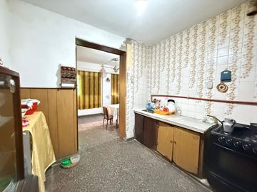 2 departamentos + 1 galpón en VENTA, Bolivia al 1500, barrio Villa Urquiza, SMT. Ideal INVERSORES!