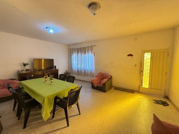 2 departamentos + 1 galpón en VENTA, Bolivia al 1500, barrio Villa Urquiza, SMT. Ideal INVERSORES!