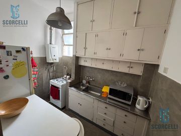 Excelente 3 Amb con Balcón frente/ Patio, 2do piso x escalera/ MUY LUMINOSO!!!