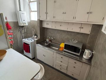 Excelente 3 Amb con Balcón frente/ Patio, 2do piso x escalera/ MUY LUMINOSO!!!