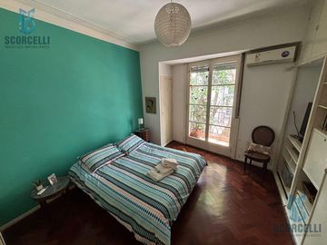 Excelente 3 Amb con Balcón frente/ Patio, 2do piso x escalera/ MUY LUMINOSO!!!