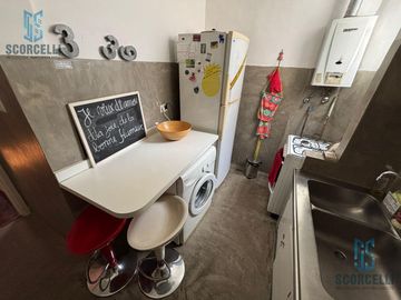 Excelente 3 Amb con Balcón frente/ Patio, 2do piso x escalera/ MUY LUMINOSO!!!