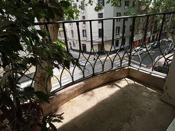 Excelente 3 Amb con Balcón frente/ Patio, 2do piso x escalera/ MUY LUMINOSO!!!