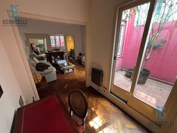 Excelente 3 Amb con Balcón frente/ Patio, 2do piso x escalera/ MUY LUMINOSO!!!