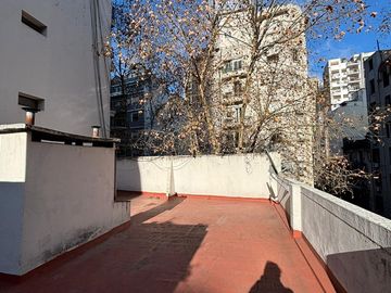 Excelente 3 Amb con Balcón frente/ Patio, 2do piso x escalera/ MUY LUMINOSO!!!