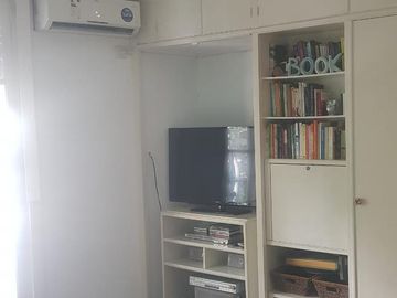 Excelente 3 Amb con Balcón frente/ Patio, 2do piso x escalera/ MUY LUMINOSO!!!