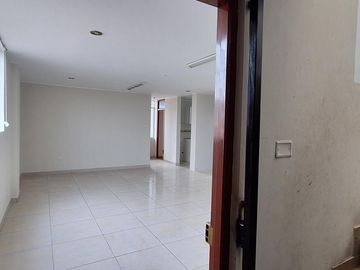 Local en Los Olivos, cuadra 11 de Av. Carlos Izaguirre