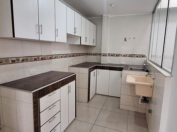 Local en Los Olivos, cuadra 11 de Av. Carlos Izaguirre