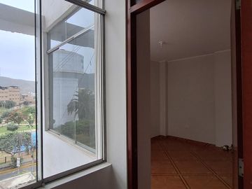 Local en Los Olivos, cuadra 11 de Av. Carlos Izaguirre