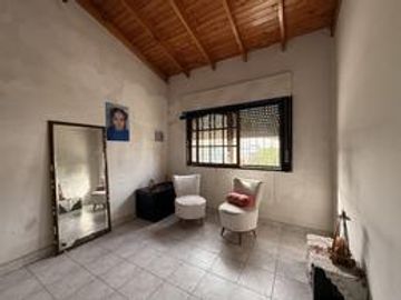 APTO CREDITO ACEPTA PERMUTA CASA 5 AMBIENTES CON COCHERA Y PARRILLA EN BALLESTER