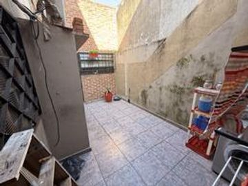 APTO CREDITO ACEPTA PERMUTA CASA 5 AMBIENTES CON COCHERA Y PARRILLA EN BALLESTER