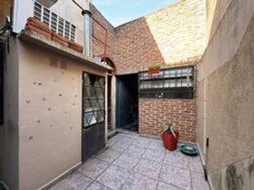 APTO CREDITO ACEPTA PERMUTA CASA 5 AMBIENTES CON COCHERA Y PARRILLA EN BALLESTER