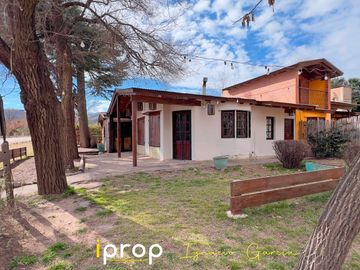 Oportunidad!  Local comercial   2 casas!! Excelente ubicación- Esquina sobre Av San Martín!