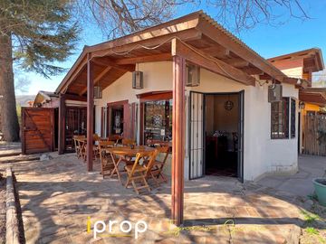 Oportunidad!  Local comercial   2 casas!! Excelente ubicación- Esquina sobre Av San Martín!