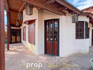 Oportunidad!  Local comercial   2 casas!! Excelente ubicación- Esquina sobre Av San Martín!