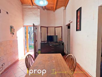 Oportunidad!  Local comercial   2 casas!! Excelente ubicación- Esquina sobre Av San Martín!