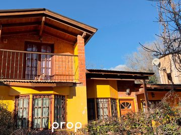 Oportunidad!  Local comercial   2 casas!! Excelente ubicación- Esquina sobre Av San Martín!