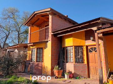 Oportunidad!  Local comercial   2 casas!! Excelente ubicación- Esquina sobre Av San Martín!