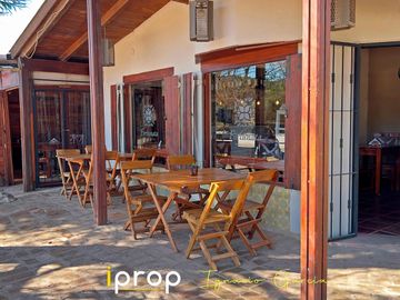 Oportunidad!  Local comercial   2 casas!! Excelente ubicación- Esquina sobre Av San Martín!