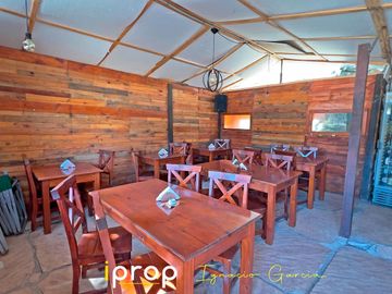 Oportunidad!  Local comercial   2 casas!! Excelente ubicación- Esquina sobre Av San Martín!