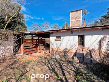 Oportunidad!  Local comercial   2 casas!! Excelente ubicación- Esquina sobre Av San Martín!