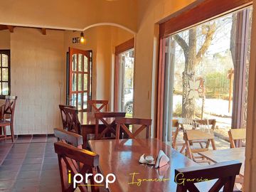 Oportunidad!  Local comercial   2 casas!! Excelente ubicación- Esquina sobre Av San Martín!