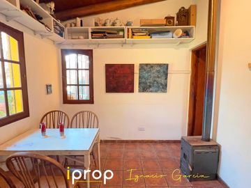 Oportunidad!  Local comercial   2 casas!! Excelente ubicación- Esquina sobre Av San Martín!